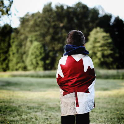  Jeune garçon enveloppé dans le drapeau canadien